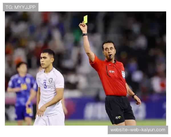 新VAR系统首次介入判罚,主裁听取耳麦内视频裁判建议画面成焦点 新VAR系统首次介入判罚,主裁听取耳麦内视频裁判建议画面成焦点